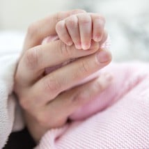 Garde enfant à domicile : nounou prends soin de votre bébé après votre congé maternité