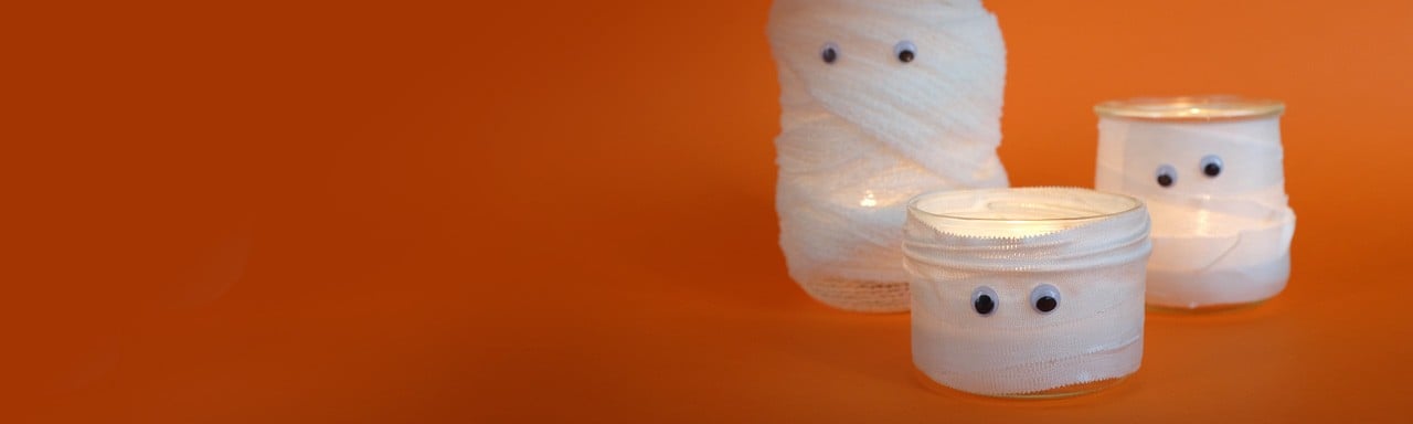 Réalisez avec vos enfants un super DIY de petites momies bougies à l'occasion de cette journée d'Halloween !
