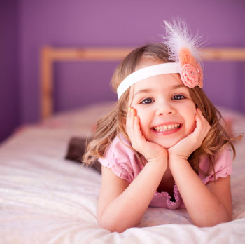 Enfant souriant à sa nounou