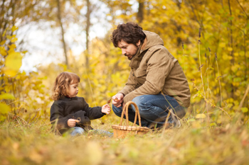 3 activités à faire avec les enfants en automne : cueillir des champignons