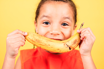 5 fruits et légumes à faire découvrir à vos enfants en mars : la banane !