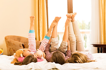 3 avantages de faire garder votre enfant à domicile pendant les vacances scolaires : Vous gagnez en sérénité, et pouvez en profiter !