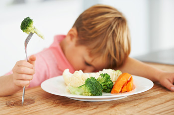 Quelle alimentation donner à son enfant de 3 à 12 ans ? Que faire face au refus de manger ?