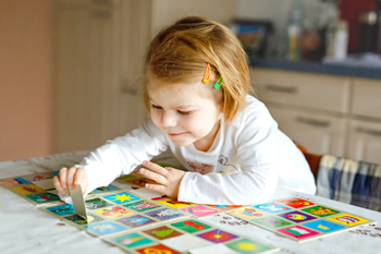 Quel est le rôle du jeu dans le développement de l’enfant ? Achète-t-on trop de jouets ? 