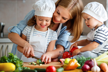 Quelle alimentation donner à son enfant de 3 à 12 ans ? Faire la cuisine ensemble !