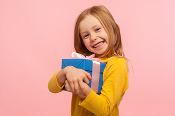 5 idées cadeaux pour un Noël plus éthique avec les enfants : un cadeau reçu, un cadeau donné