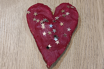 DIY Un coeur en pâte à sel pour Noël : décorer le coeur 
