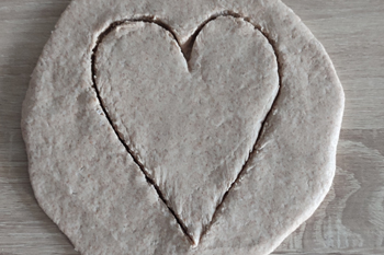 DIY Un coeur en pâte à sel pour Noël : dessiner le coeur 