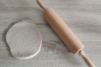DIY Un coeur en pâte à sel pour Noël : aplatir la pâte