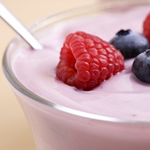 Donner le repas de bébé : petit yaourt maison aux fruits rouge !